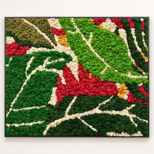 Quadro di licheni stabilizzati per la FAO, con cornice scura e disegno astratto verde, rosso, bianco e giallo.