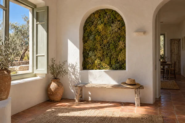 Nicchia ad arco rivestita di muschi stabilizzati in una casa in stile mediterraneo