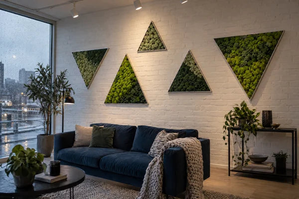 Composizione di quadri triangolari in licheni stabilizzati in uno showroom di design