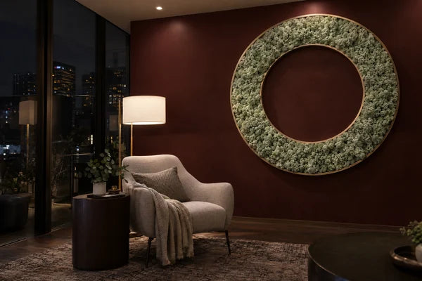 Anello in verde stabilizzato come elemento d’arredo in uno showroom di lusso