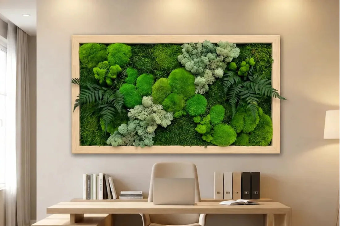 Grande quadro in muschio e licheni stabilizzati con cornice in legno sopra una scrivania