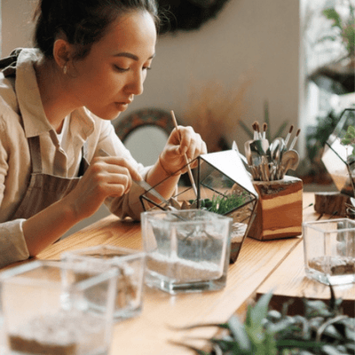 DIY-Terrarium-Anleitung: Erstelle deinen eigenen Mini-Glasgarten (und das perfekte Weihnachtsgeschenk)