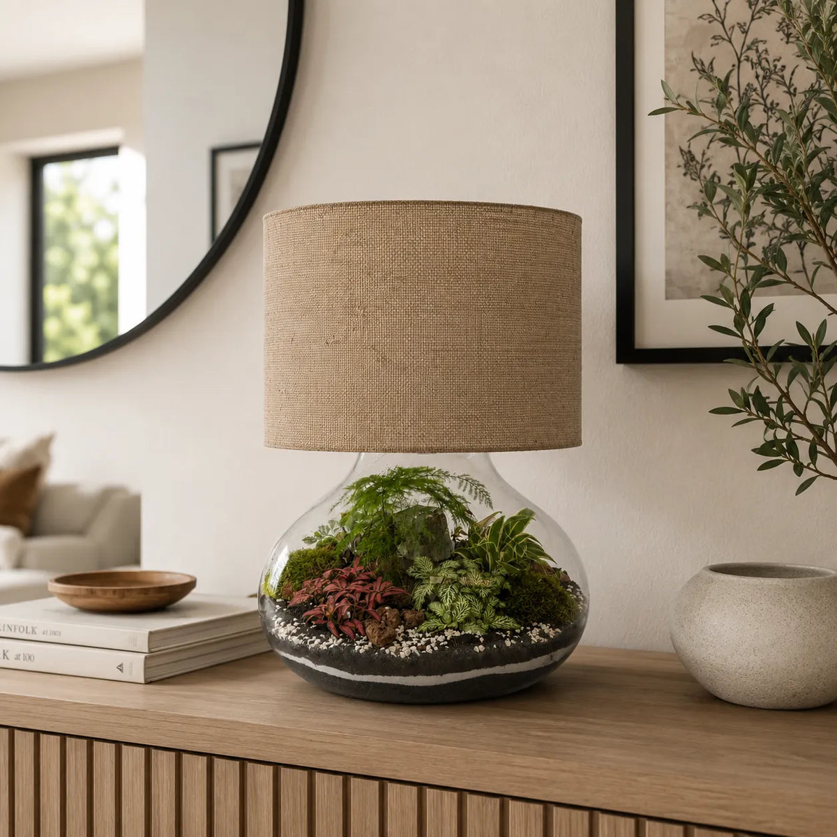 Lamparium Flora XXL con paralume in juta posizionato su una madia in legno in un soggiorno moderno, ideale come lampada decorativa e terrarium d'arredo.