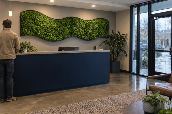 Pannello dalla forma organica in licheni stabilizzati alla reception di un ufficio