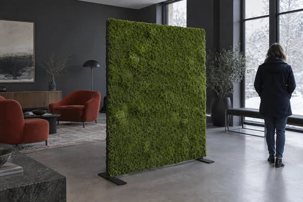 Pannello autoportante in verde stabilizzato in uno showroom di arredo