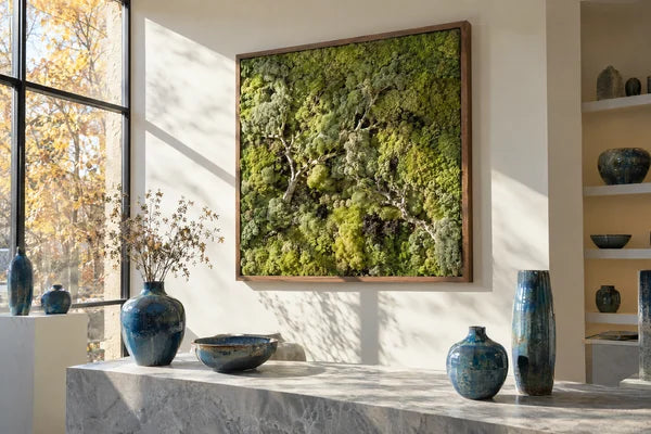 Quadro quadrato in muschi stabilizzati in uno showroom di ceramiche