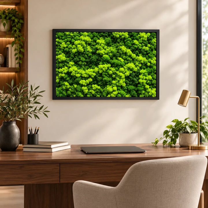 Quadro rettangolare di licheni stabilizzati 83x63 cm con cornice nera, installato sopra una scrivania in legno in un ufficio moderno ed elegante.