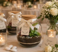 Terrarium Carlotte con piante verdi tropicali, Fittonia rossa ed edera in vaso di vetro con tappo in sughero e fiocco decorativo per matrimonio.