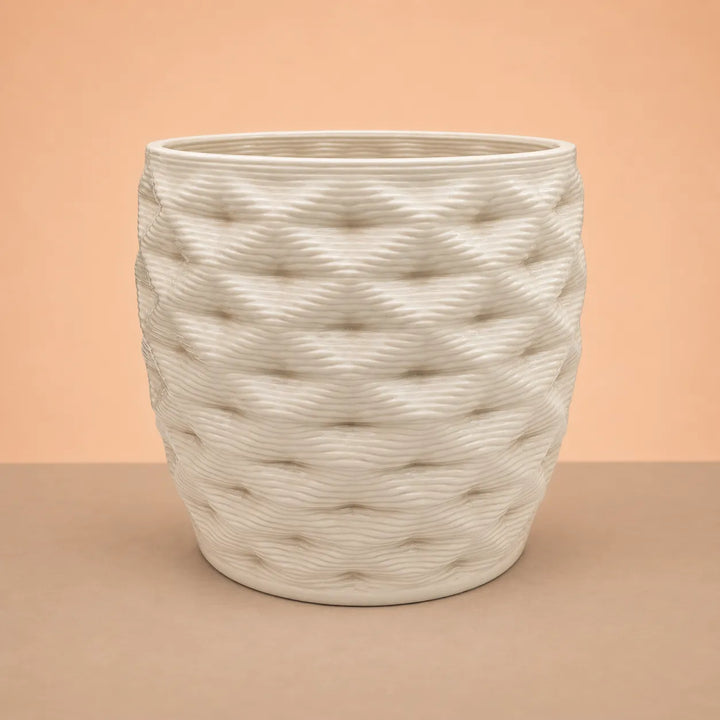 Vaso bianco per piante da interno con superficie decorativa effetto intrecciato e finitura chiara