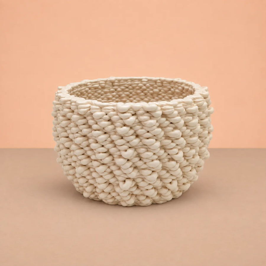 Vaso Fira basso in ceramica Made in Italy, finitura chiara con originale lavorazione materica intrecciata