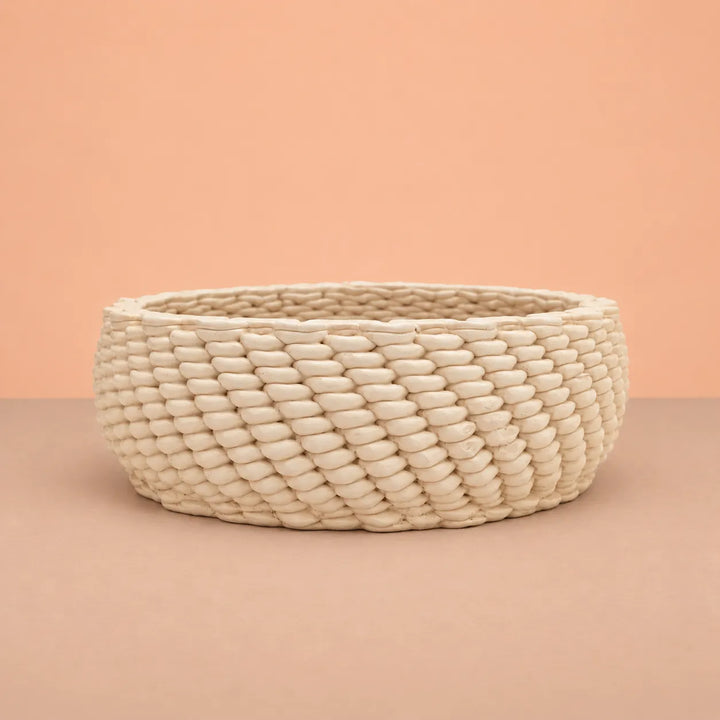 Vaso Kira in ceramica Made in Italy, finitura chiara con lavorazione materica effetto intrecciato