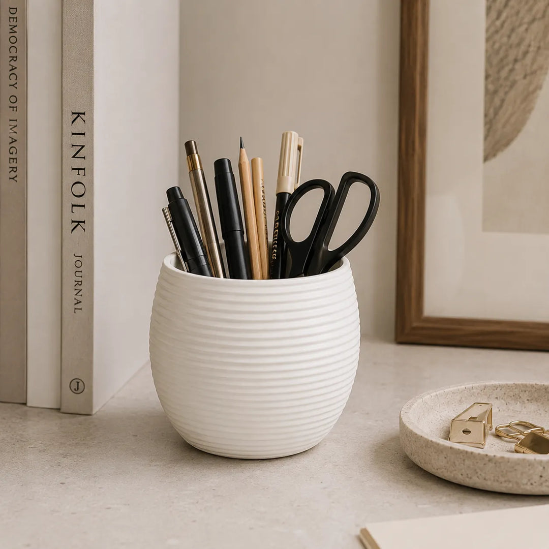 Vaso Sally bianco in ceramica impiegato come portapenne e porta cancelleria con forbici, matite e penne, perfetto per uffici e studi dal design moderno.
