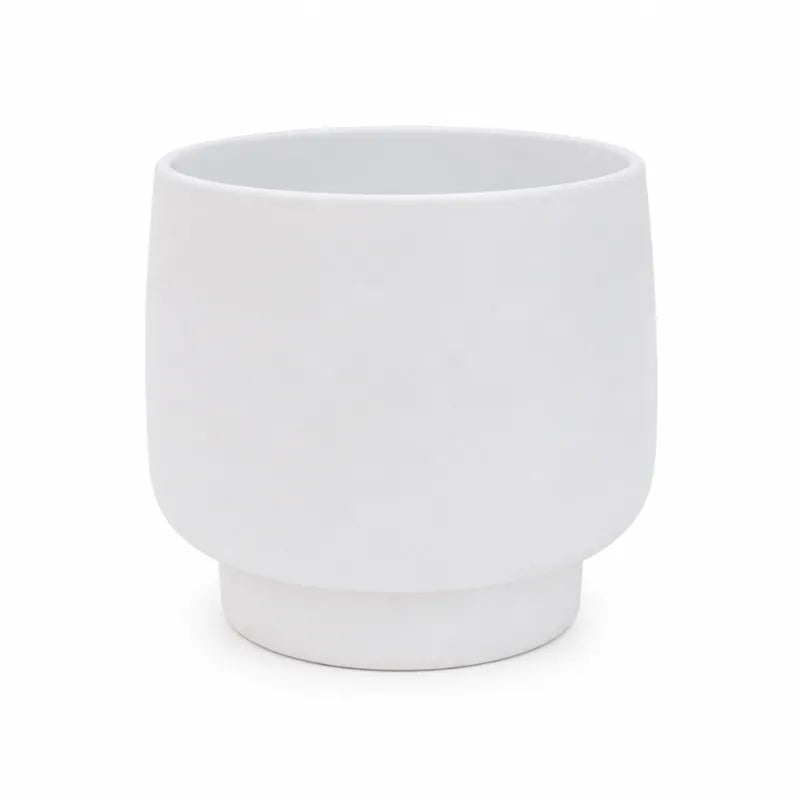 Vaso Sweet bianco dal design minimalista con superficie liscia e base rialzata, perfetto per piante da interno e decorazioni contemporanee.