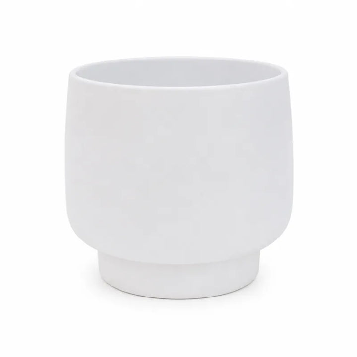 Vaso Sweet bianco dal design minimalista con superficie liscia e base rialzata, perfetto per piante da interno e decorazioni contemporanee.