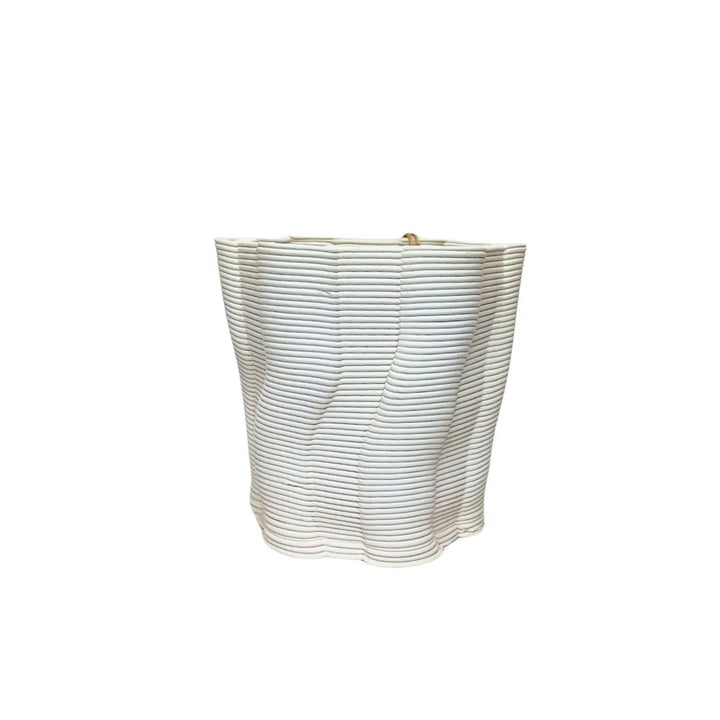 Vaso Venezia grande in argilla bianca, finitura opaca e linee in rilievo.