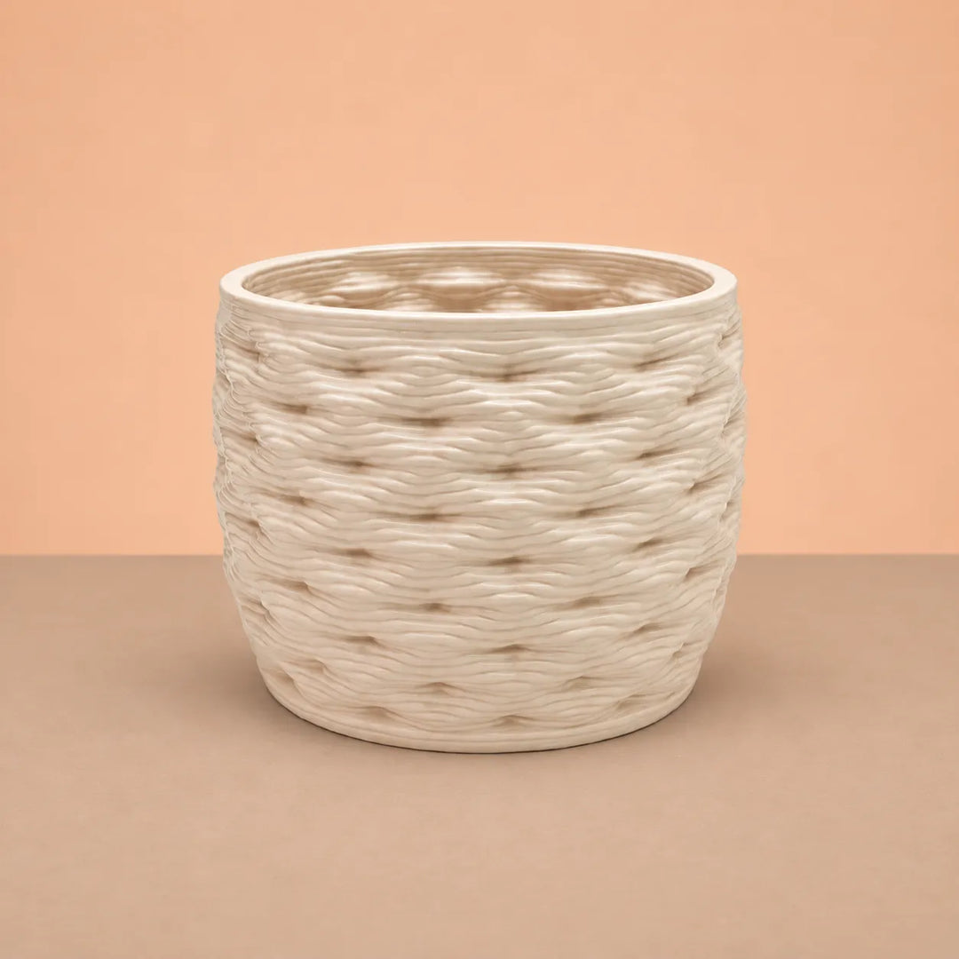 Vaso bianco decorativo per piante con lavorazione effetto intrecciato, fotografato in dettaglio