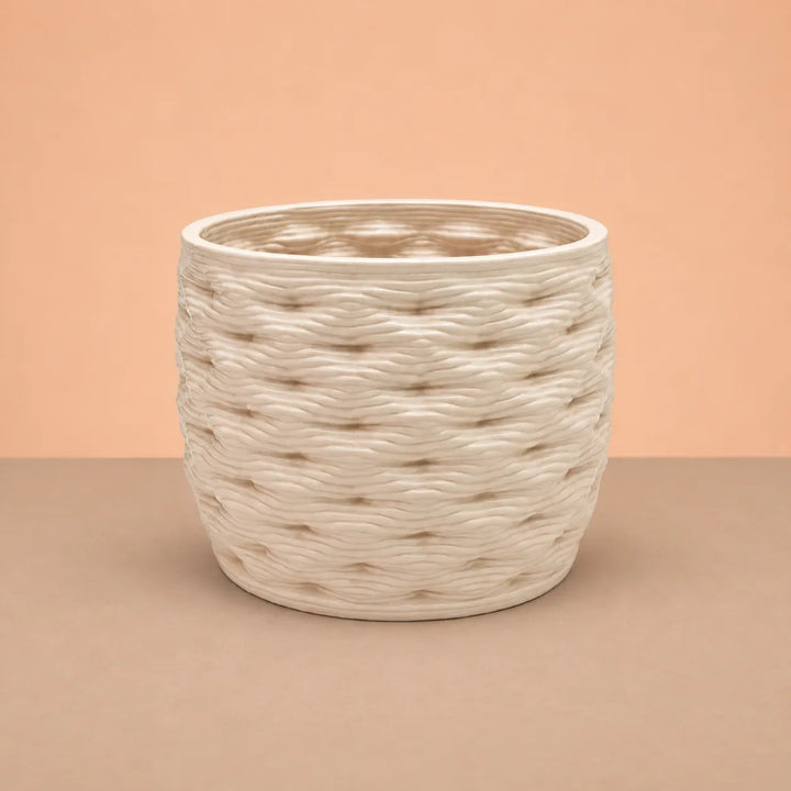 Vaso bianco decorativo per piante con lavorazione effetto intrecciato, fotografato in dettaglio
