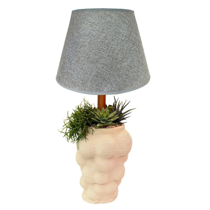 Lume con vaso in argilla grigio con piante grasse e paralume bianco 