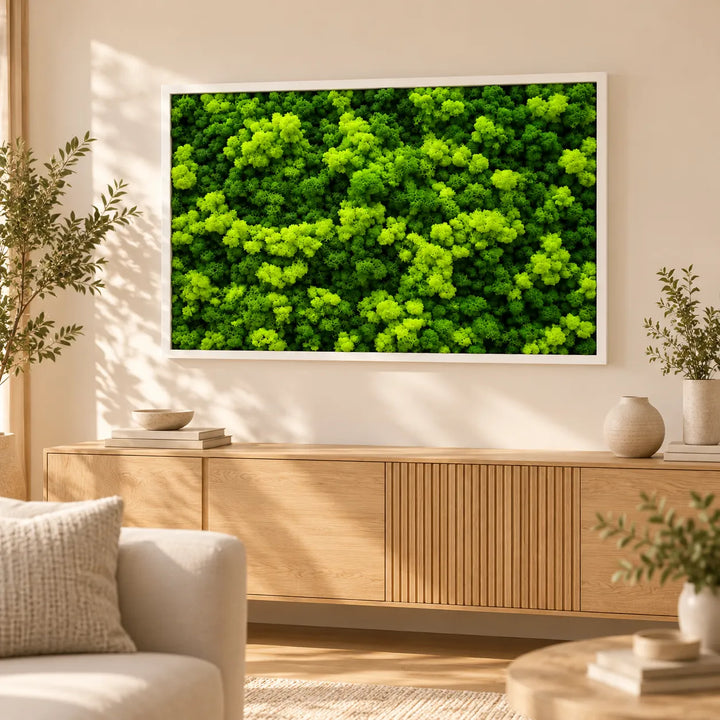 Quadro di lichene stabilizzato 103x73 cm con cornice bianca sopra una madia in legno nel soggiorno