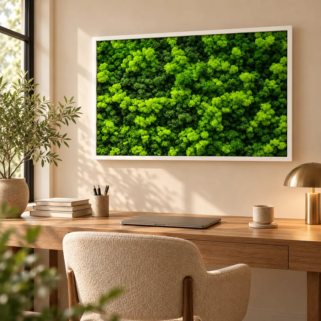 Quadro di lichene stabilizzato 103x73 cm con cornice bianca sulla parete di una zona pranzo luminosa