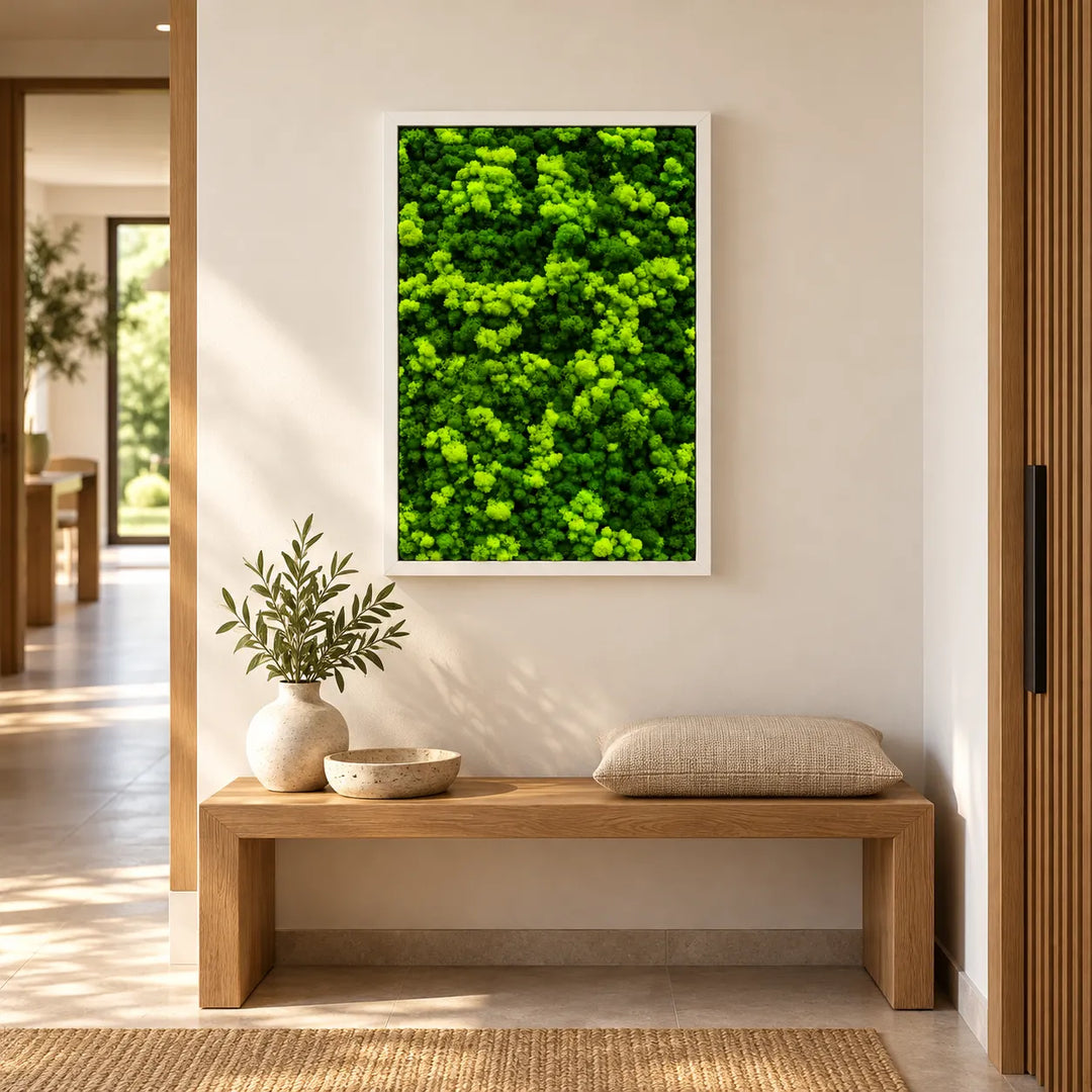 Quadro di lichene stabilizzato 63x45 cm con cornice bianca appeso sopra la panca in legno dell'ingresso