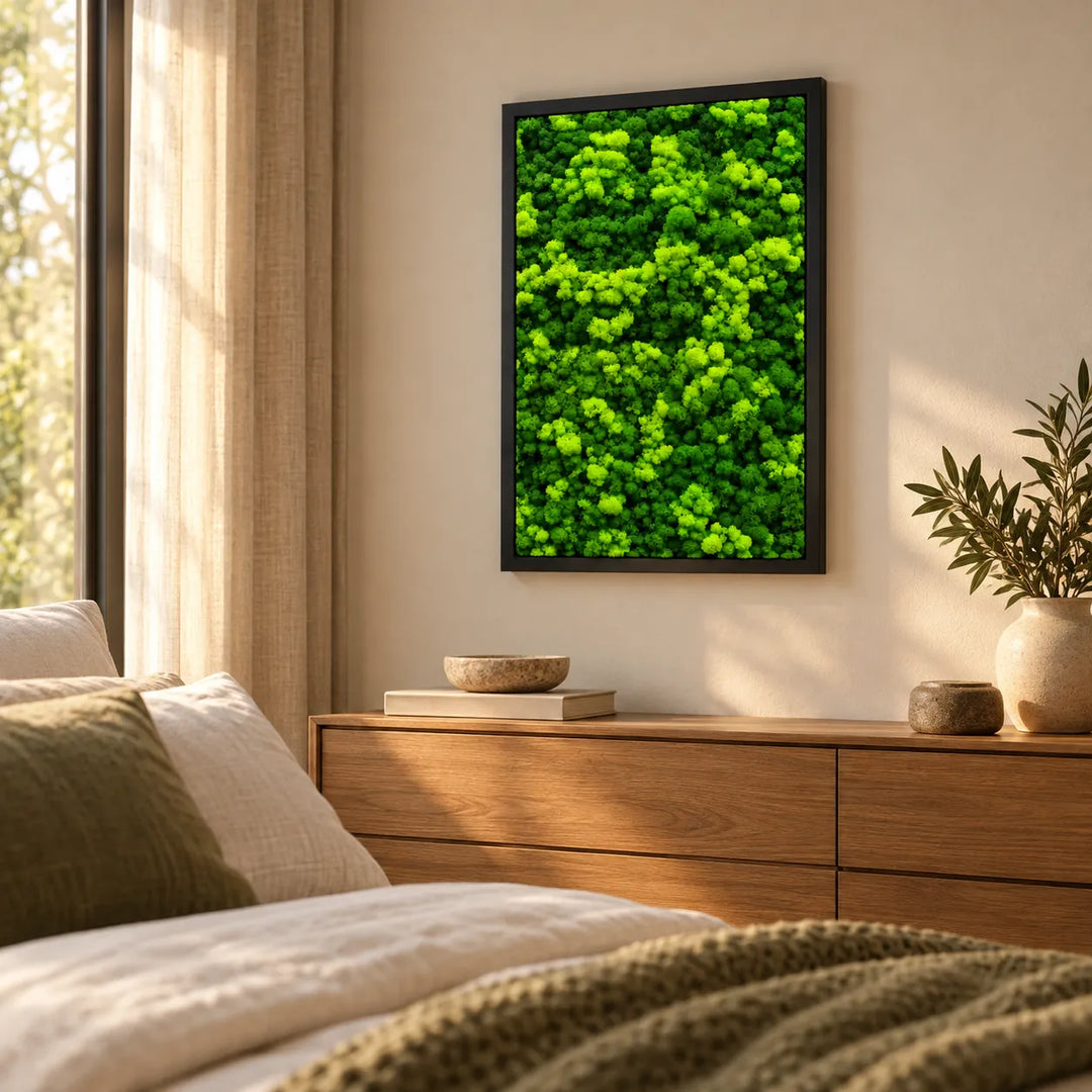 Quadro di lichene stabilizzato 63x45 cm con cornice nera appeso sopra la cassettiera in legno di una camera da letto