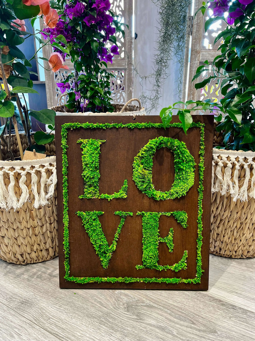 Quadro LOVE in muschio stabilizzato 40x35 cm ambientato tra cesti di fiori, idea regalo romantica