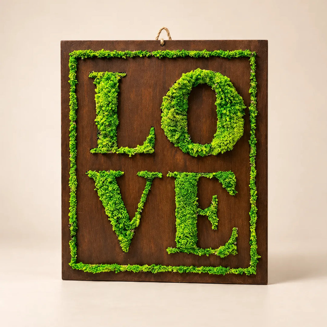 Quadro con scritta LOVE in muschio stabilizzato verde su base in legno scuro, 40x35 cm