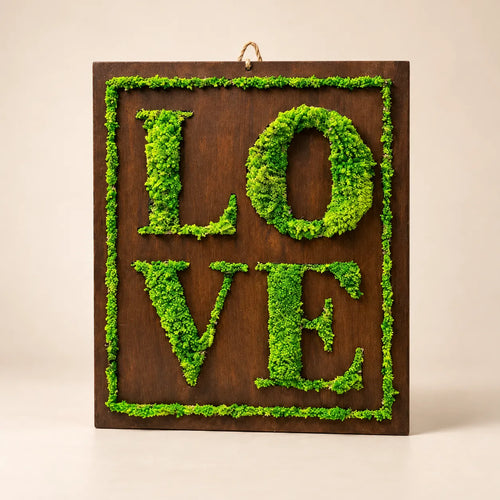 Quadro con scritta LOVE in muschio stabilizzato verde su base in legno scuro, 40x35 cm