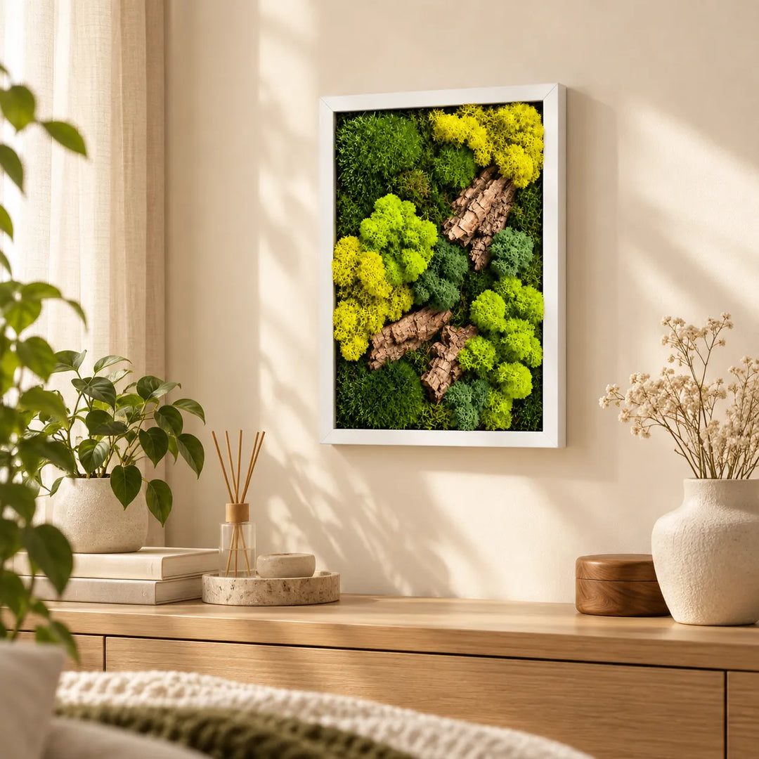 Quadro di muschio stabilizzato 33x24 cm con cornice bianca sopra la cassettiera di una camera da letto