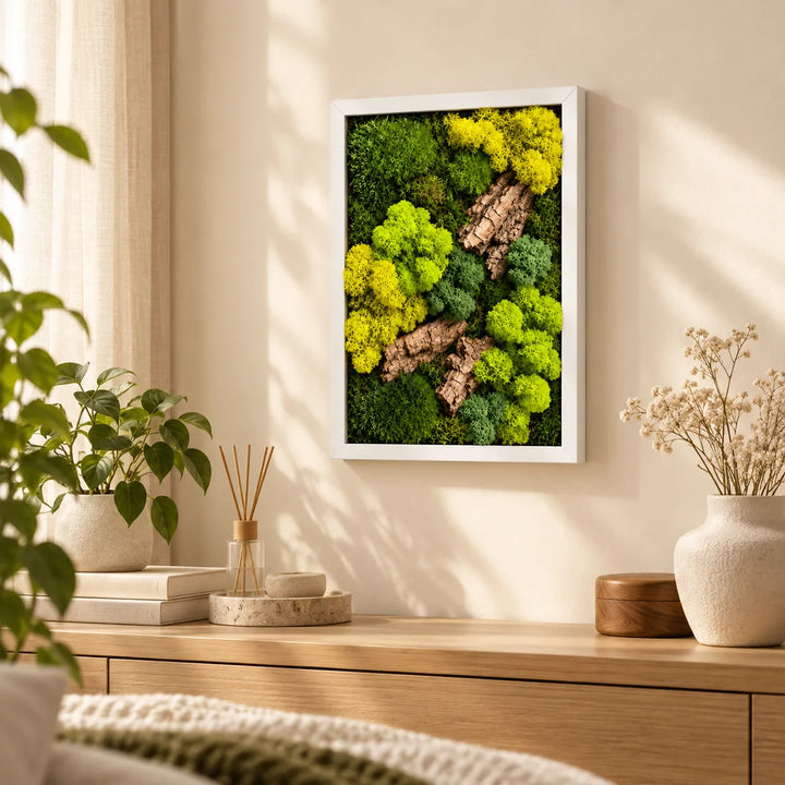 Quadro di muschio stabilizzato 33x24 cm con cornice bianca sopra la cassettiera di una camera da letto
