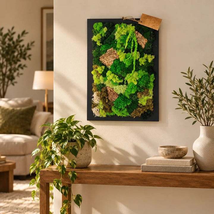 Quadro di muschio e licheni stabilizzati 45x33 cm appeso in soggiorno sopra una consolle in legno con piante