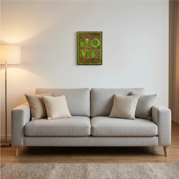Quadro in muschio stabilizzato con scritta HOME 50x35 cm appeso sopra il divano del soggiorno