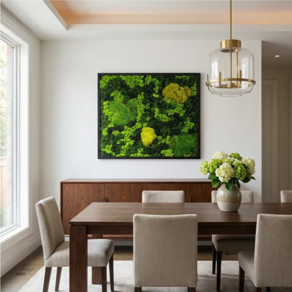 Quadro Vista Bosco 83x63 cm in muschio e licheni stabilizzati in una sala da pranzo