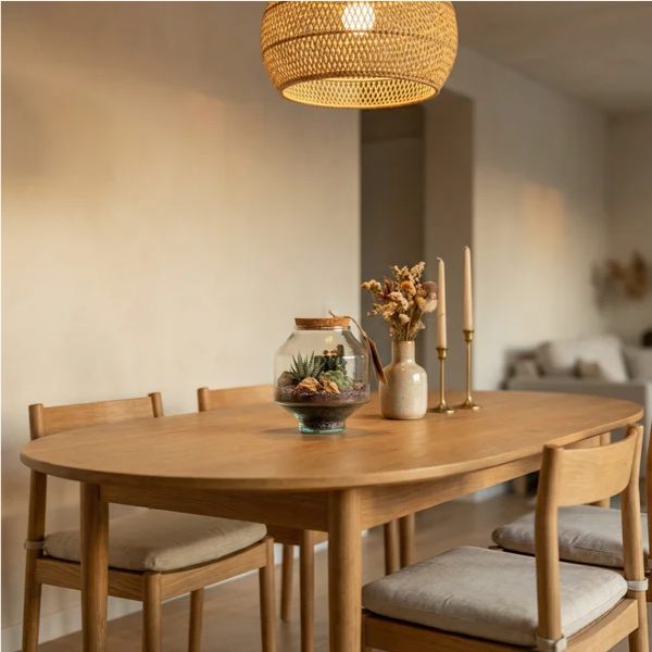 Terrarium cactus e haworthia come centrotavola su tavolo rovere in sala pranzo stile japandi