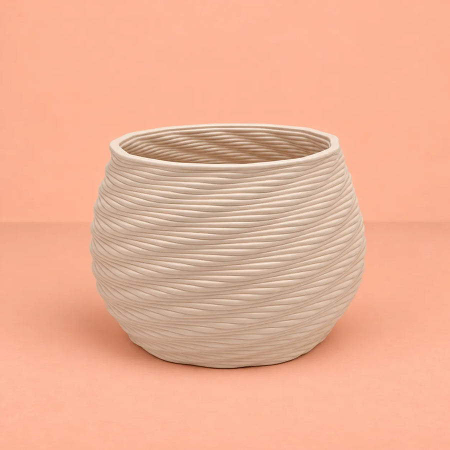 Vaso Carina in argilla Made in Italy, diametro 16 cm, color crema con superficie a righe ondulate
