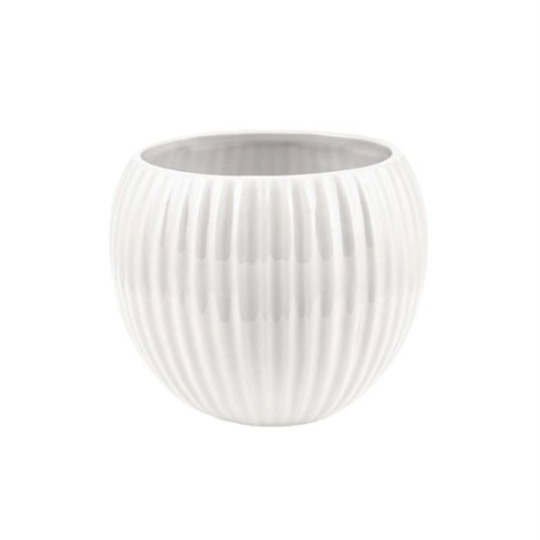 Vaso decorativo tondo in ceramica bianca lucida con finitura rigata verticale, ideale per piante da interno o composizioni moderne.